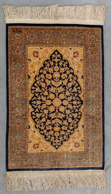 un tapis oriental orné d'un motif en médaillon sur fond bleu