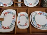 plusieurs assiettes et bols dans une boîte sur la table
