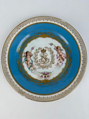 ASSIETTE en porcelaine polychrome et or à décor dans le bassin de putt - Photo 1