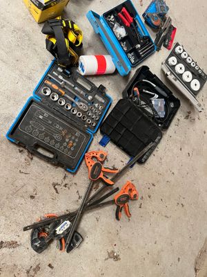 un grand nombre d'outils posés à même le sol