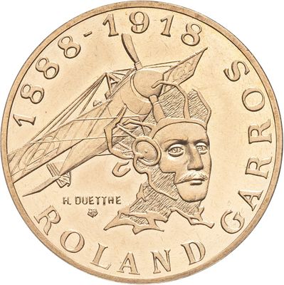 une image d'une pièce de monnaie en gros plan sur fond blanc