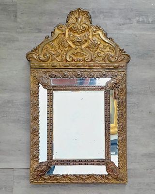 un miroir accroché au mur au-dessus d'un lavabo