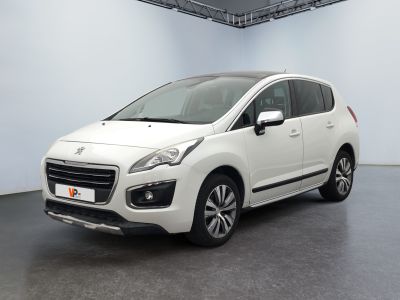 La voiture blanche est garée dans une grande pièce blanche.