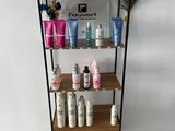 une étagère sur laquelle sont disposés de nombreux produits de soin de la peau de toutes sortes