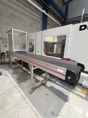 l'image d'une machine située à l'intérieur d'un bâtiment