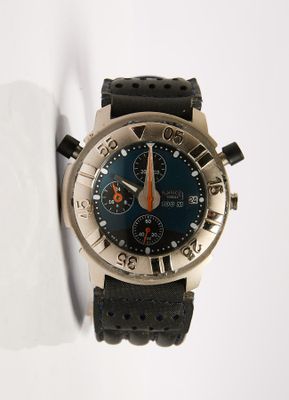gros plan d'une montre sur une surface blanche