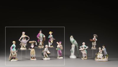 de nombreuses figurines représentant des personnes alignées les unes à côté des autres
