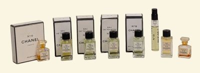 Plusieurs flacons de parfum sont alignés les uns à côté des autres