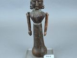 statue d'une femme coiffée d'un chapeau, posée sur un socle en verre