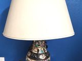 une lampe posée sur une table, avec un mur bleu en arrière-plan