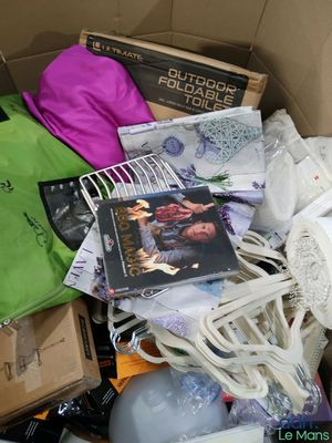 une boîte en carton remplie d'objets divers qui s'y trouvent
