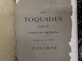 un livre ouvert sur une table