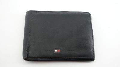 portefeuille en cuir noir sur fond blanc