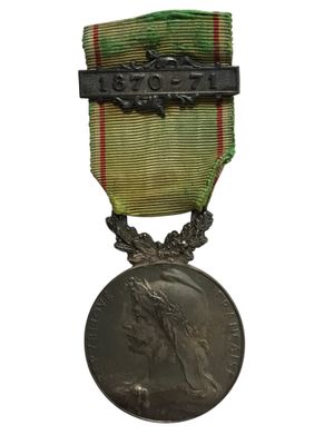 une vieille médaille sur fond blanc, entourée d'un ruban
