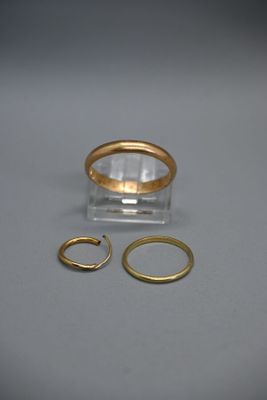 deux bagues en or et une bague en or sur un fond blanc
