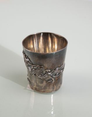 JAPON - SHOKOSHA, Petit timbale en argent ciselée à décor de…