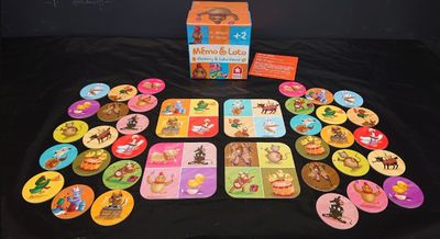 une table sur laquelle sont posés plusieurs pions de jeu
