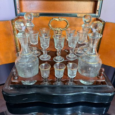 Cave à liqueur XIXème, Bois marqueterie, 4 carafes et 15 pet…