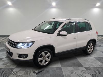 le SUV blanc de Volkswagen est garé sur un carrelage à carreaux