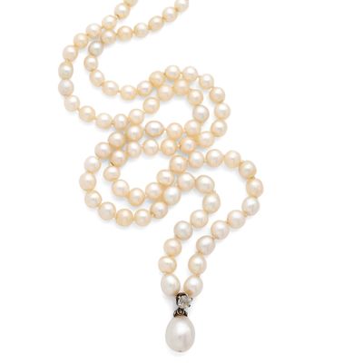 un collier de perles de culture et de diamants