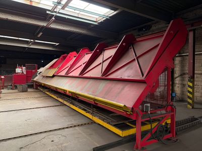 une grande machine rouge qui se trouve à l'intérieur d'un bâtiment