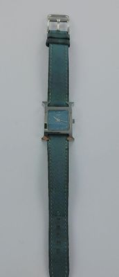 HERMES, petit modèle. Montre acier, fond bleu, bracelet cuir…
