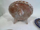 un cochon en céramique posé sur une table