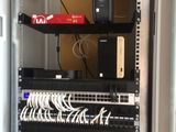 un rack sur lequel se trouvent de nombreux câbles et un ordinateur portable