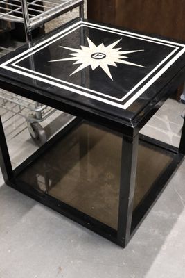 PACO RABANNE Bout de canapé en bois laqué noir, monogramme s… - Photo 1