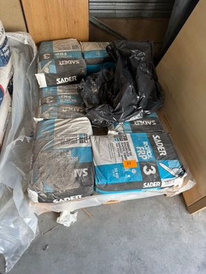 une pile de cartons et de sacs posée par terre près d'une porte