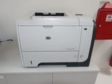 une imprimante blanche posée sur un bureau blanc