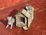 figurine représentant un chien et une maison sur un fond rouge