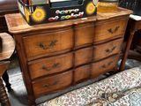 une commode sur laquelle est posée une télévision