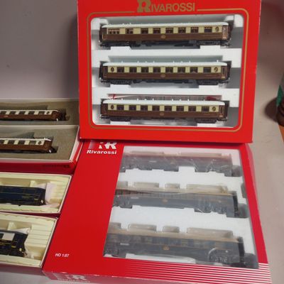 une boîte contenant des wagons posée sur une table