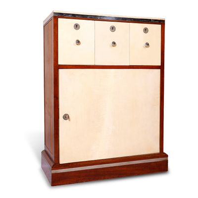 une image d'une armoire en bois avec deux portes