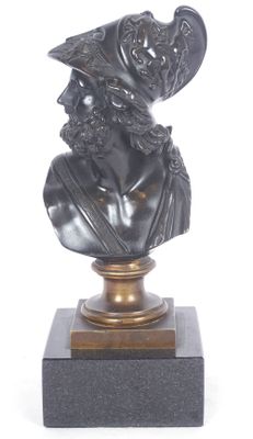 statue représentant le buste d'un homme coiffé d'un chapeau, posée sur un socle en bois