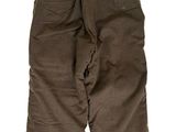 un pantalon marron avec des bretelles sur fond blanc