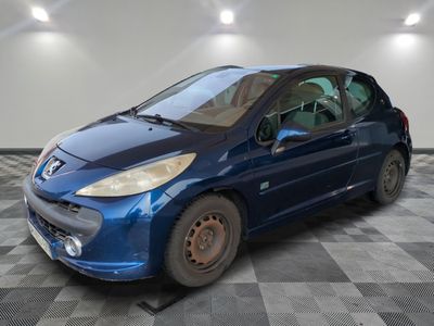 la photo d'une petite voiture bleue garée dans un garage