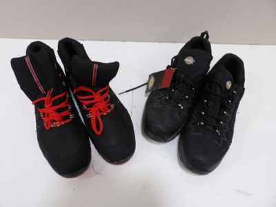 Deux paires de chaussures noires à lacets rouges sont posées sur une surface blanche.