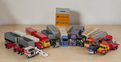 de nombreux camions miniatures alignés sur la table