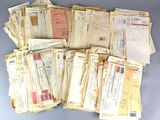un grand nombre de documents posés sur une table