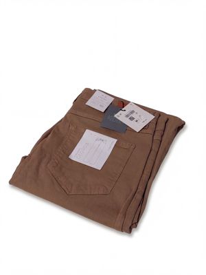 les pantalons marron sont pliés les uns sur les autres