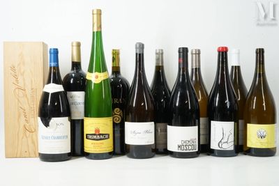 beaucoup de bouteilles de vin sur la table