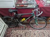 un vélo garé devant une table