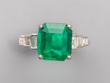 une bague en émeraude et diamant