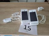 deux téléphones portables posés sur une table à côté d'un chargeur