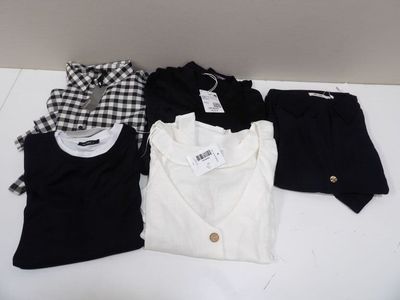 trois paires de t-shirts noirs et blancs et une chemise à carreaux noirs et blancs