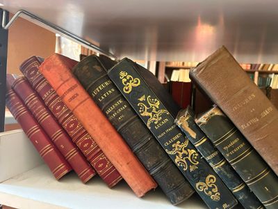 beaucoup de vieux livres sur une étagère dans une bibliothèque