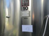 un gros plan d'une cuve en acier inoxydable sur laquelle est collé un autocollant