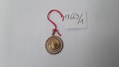 une médaille d'or suspendue à un cordon rouge